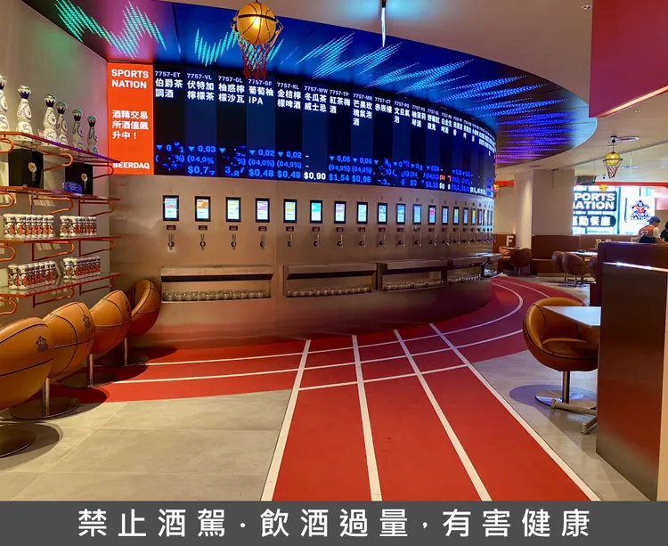 SPORTS NATION空間設計搭賽道地板等元素製造氛圍。莊偉祺攝