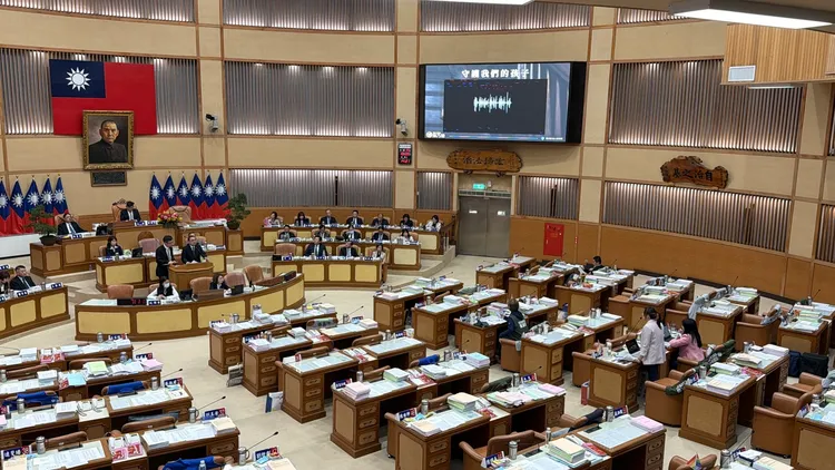 新北市议员陈乃瑜质询追查新庄私幼不当管教案,市长侯友宜及教育局公布最新调查结果,勒令2教保员停职。曾佳俊摄