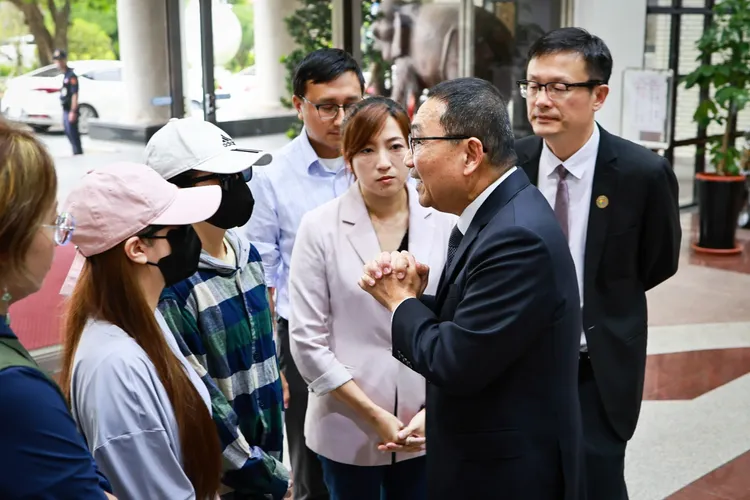 家屬昨天下午到市議會旁聽，侯友宜與教育局長張明文向其說明幼童不當對待案件調查進度。服務處提供