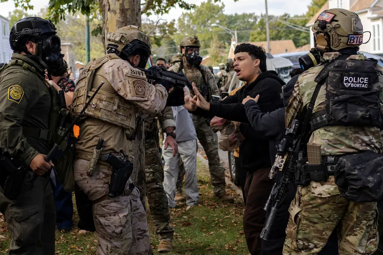 芝加哥有不少反移民政策的抗爭，德州派出國民兵前去支援維安。路透社