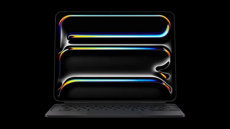 此次共有太空黑與銀色，並推出專屬巧控鍵盤，採用流暢纖薄、方便攜帶的設計，配備鋁金屬手托，為打字和操作觸控式軌跡板。Apple
