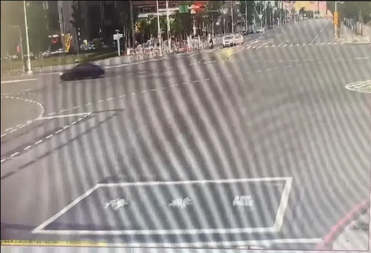 徐少東開車行經民生一路。翻攝畫面