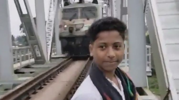 影片｜15歲少年闖鐵路拍片　開心「同框火車」慘變遺照