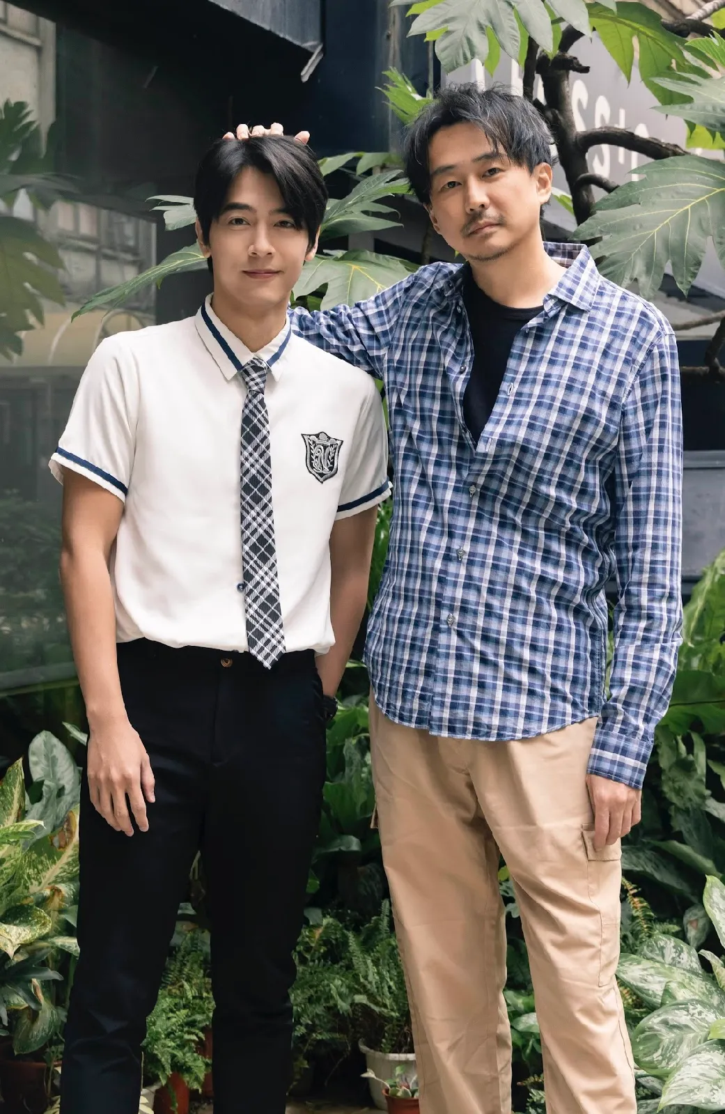 狄志杰(右)戏里和李宗霖父子关系压抑。晴天影像提供