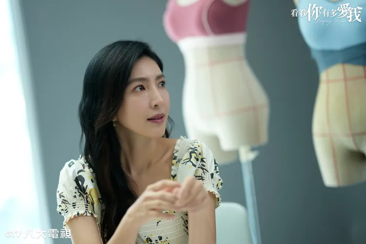 楊謹華飾演獨自撫養雙胞胎女兒的單親媽媽。八大提供