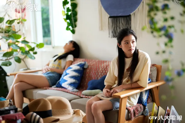 詹子萱（右）個性內向敏感，羨慕雙胞胎姊姊擁有的一切。八大提供