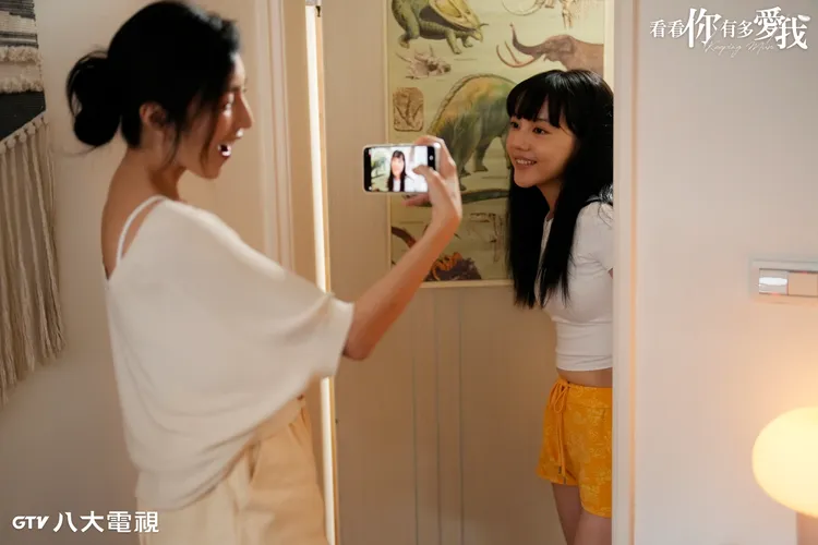 劇中林思廷（圖右）外形甜美被媽媽楊謹華打造成網紅。八大提供