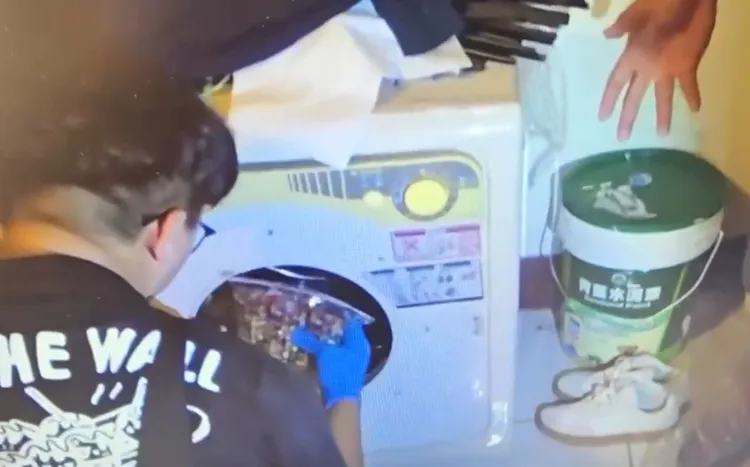 专案小组于烘衣机内搜出毒品。警方提供