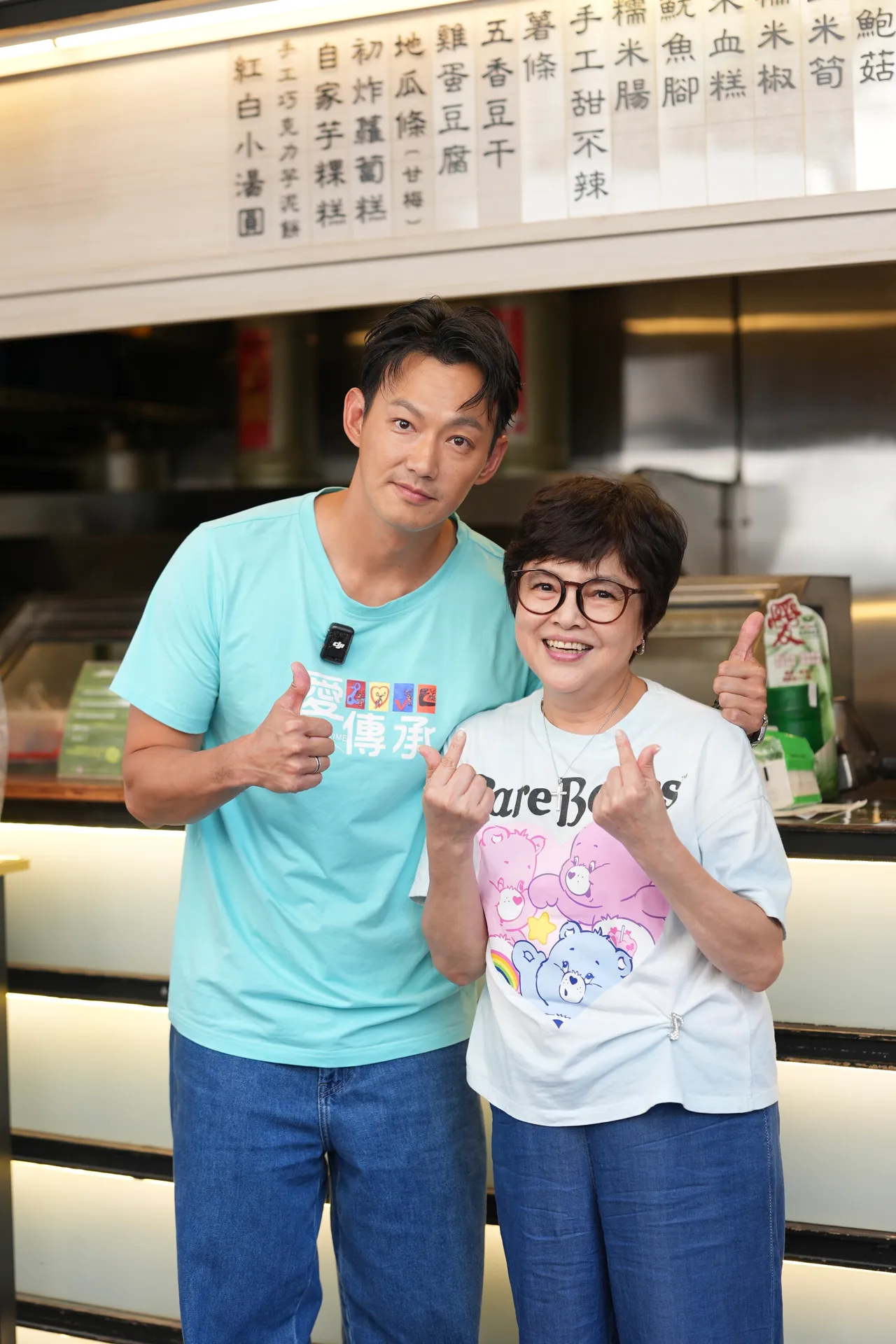 威廉(左)今天跟台湾优质生命协会秘书纪宝如一起受访。彭欣伟摄