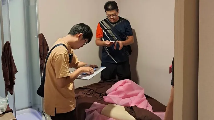 警方一開門就往養生館地下室衝，在隔間內逮獲正在進行半套性交易的男客與按摩師。翻攝畫面
