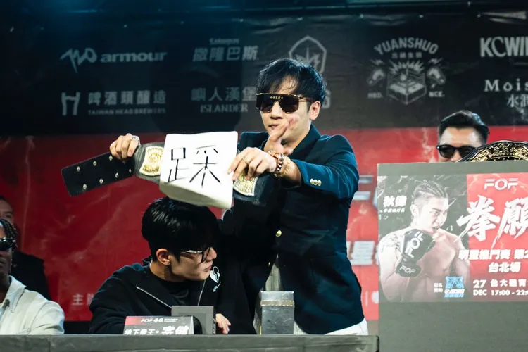 「羽量級金腰帶」冠軍戰，「地下拳王」宗健對上「撒錢R哥」Mr.R，台上互不相讓。DAZN提供