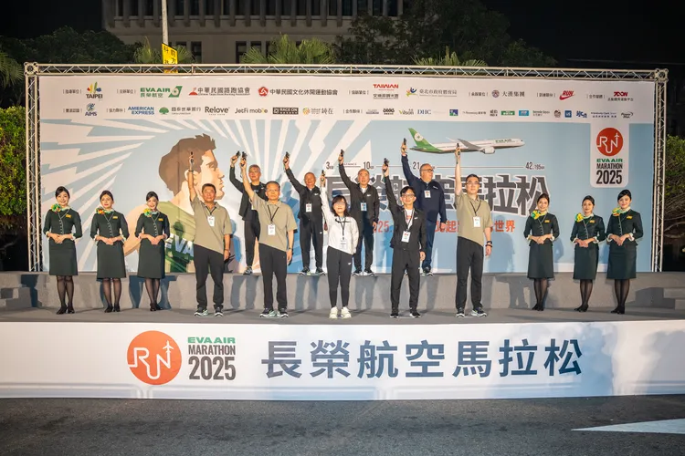 2025長榮航空馬拉松今(26)日於總統府前盛大開跑,來自52個國家的24000名跑者共襄盛舉。長榮提供