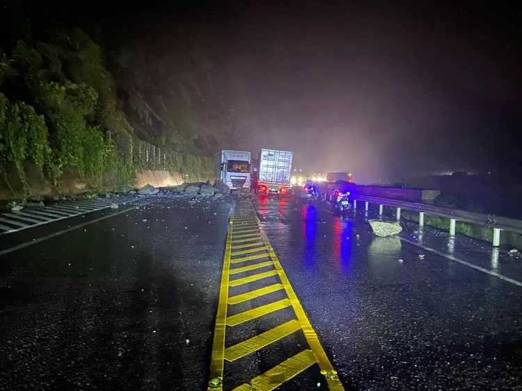 受大雨影響，台2線邊坡鬆動出現落石。翻攝照片