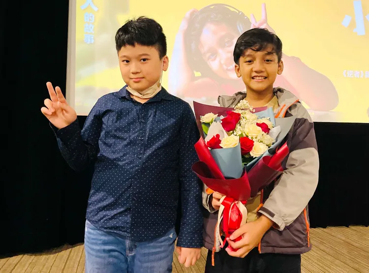 約翰的同學特地北上前來獻花。海鵬影業提供