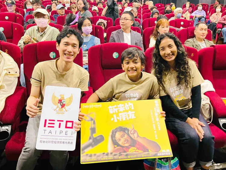 導演陳聖元（左起）、約翰、約翰的媽媽艾薇一同出席《新來的小朋友》首映。海鵬影業提供