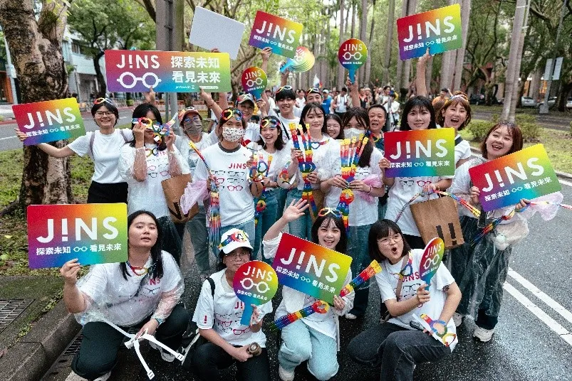 JINS也于台北同志大游行活动现场发放限定版「彩虹爱心眼镜」。