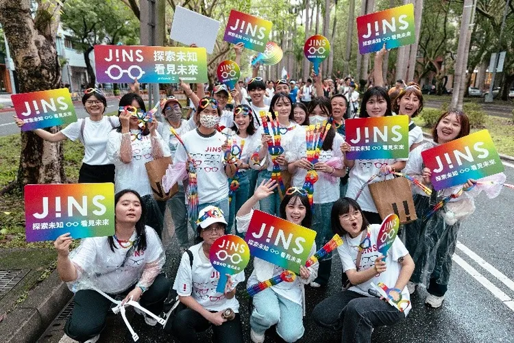 JINS也於台北同志大遊行活動現場發放限定版「彩虹愛心眼鏡」。