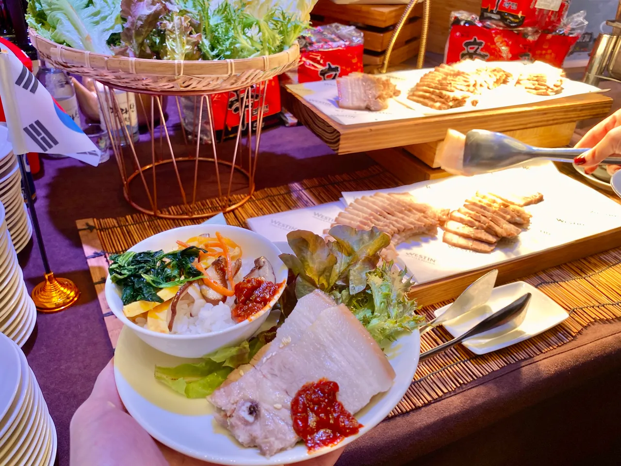 济州岛经典料理「白切韩式五花猪」,以特制大豆酱与新鲜蔬菜呈现在地风味。庄伟祺摄