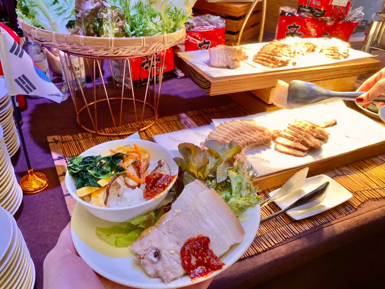 濟州島經典料理「白切韓式五花豬」，以特製大豆醬與新鮮蔬菜呈現在地風味。莊偉祺攝