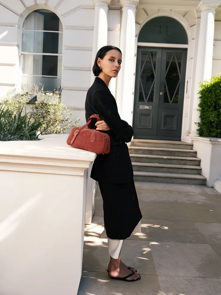 台灣人最愛的Small Asra波士頓包型也換上赤陶新色。品牌提供