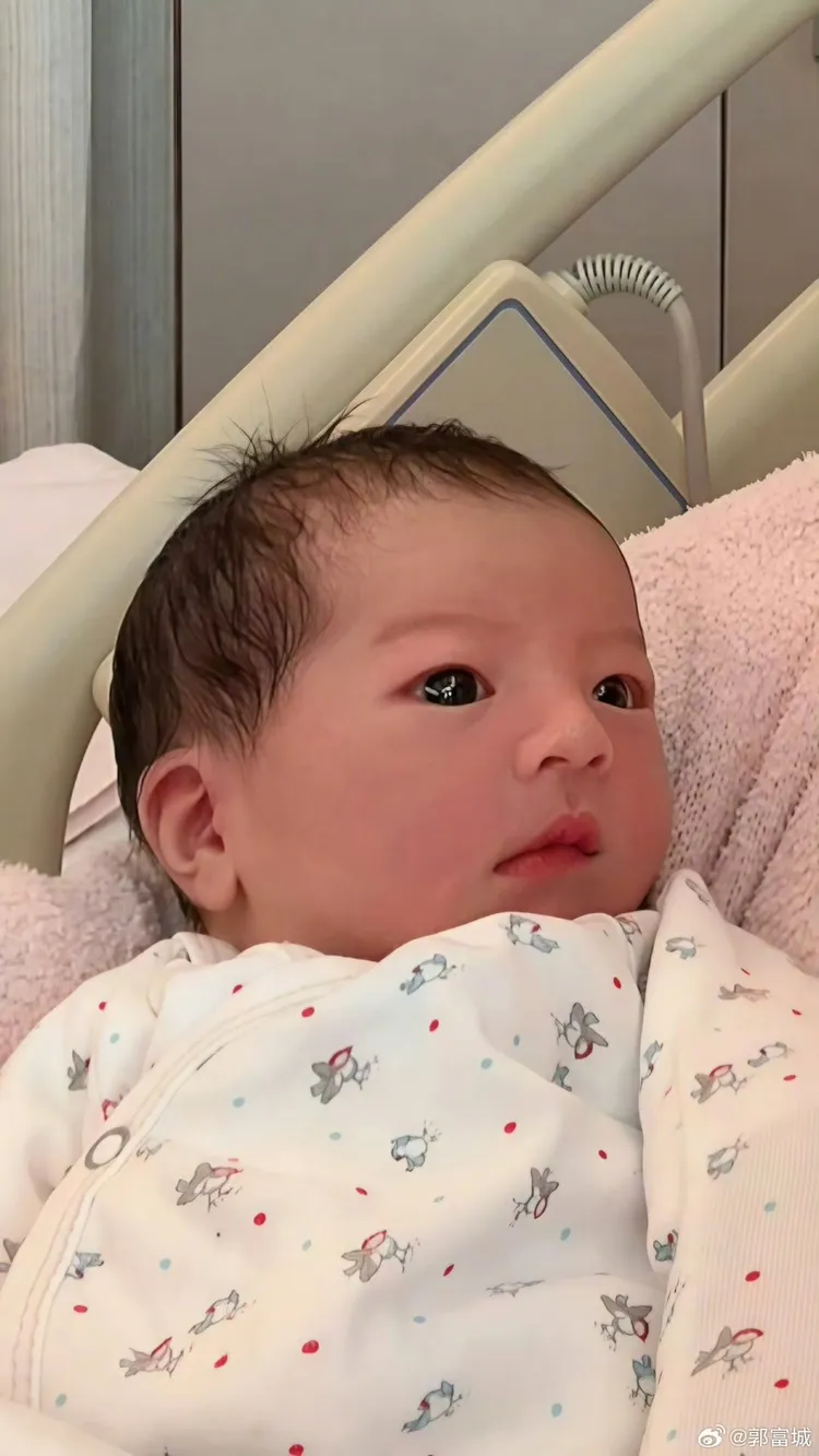 郭富城曬出新生女兒照片。翻攝郭富城微博