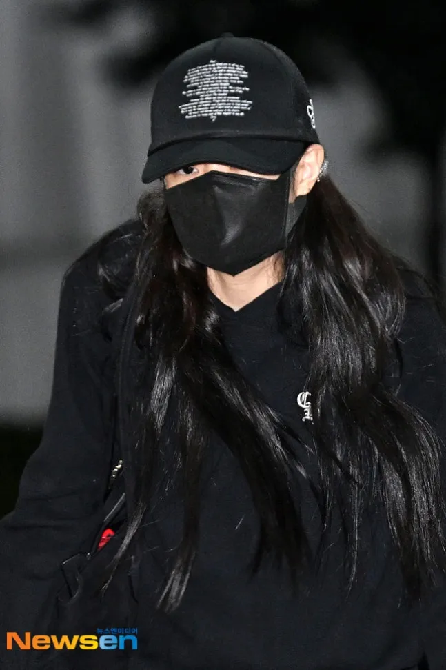 Jennie整身黑打扮,快速走进机场。翻摄Newsen