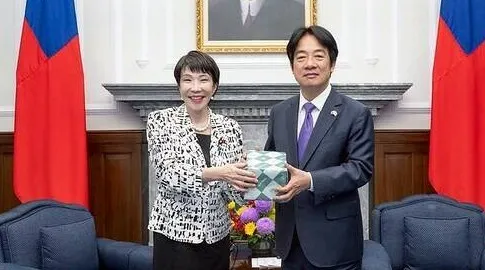 高市早苗(左)4月访台,并与总统赖清德会面。总统府提供