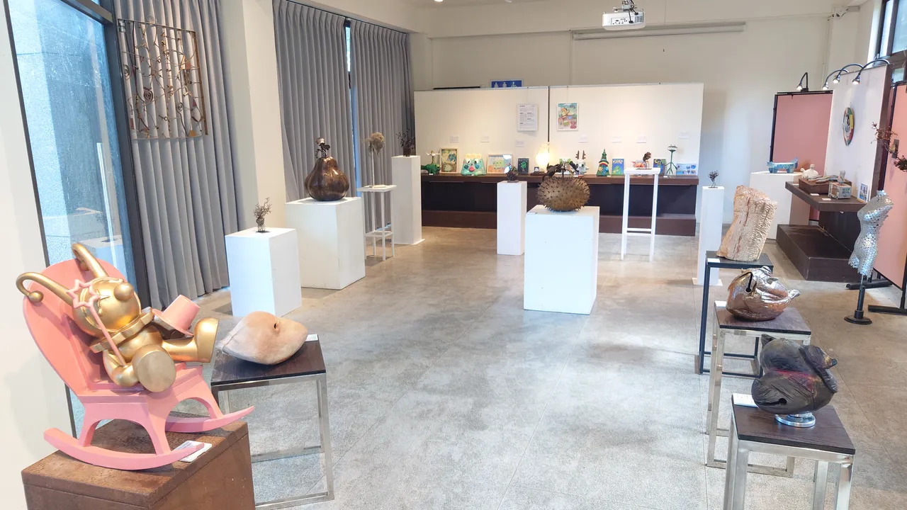 兴华驿站雕塑展邀请6位在地艺术家共同展出,呈现土地、文化、自然生命力的共鸣。公所提供