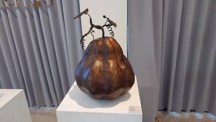 楊成俊老師以〈鐵塑農藝〉系列，融合金屬、竹藝與農村素材，創造具在地精神的公共藝術語彙。公所提供