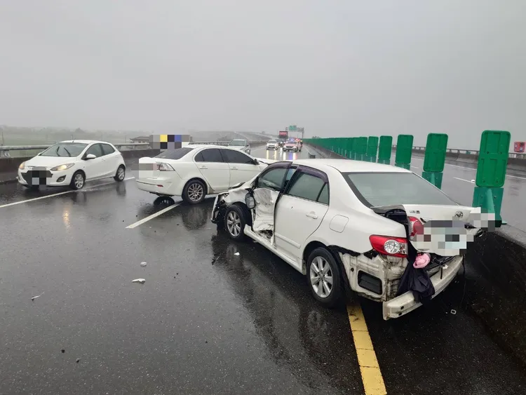 劉女的轎車疑因打水飄自撞護欄。翻攝照片