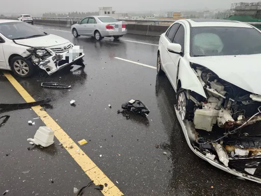 雨彈猛轟宜蘭!國5轎車「打水飄」釀追撞 2人受傷緊急送醫