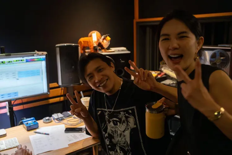 Ella（右）這次親自寫歌，打趣等製作人陳君豪（左）許久。勁樺娛樂提供