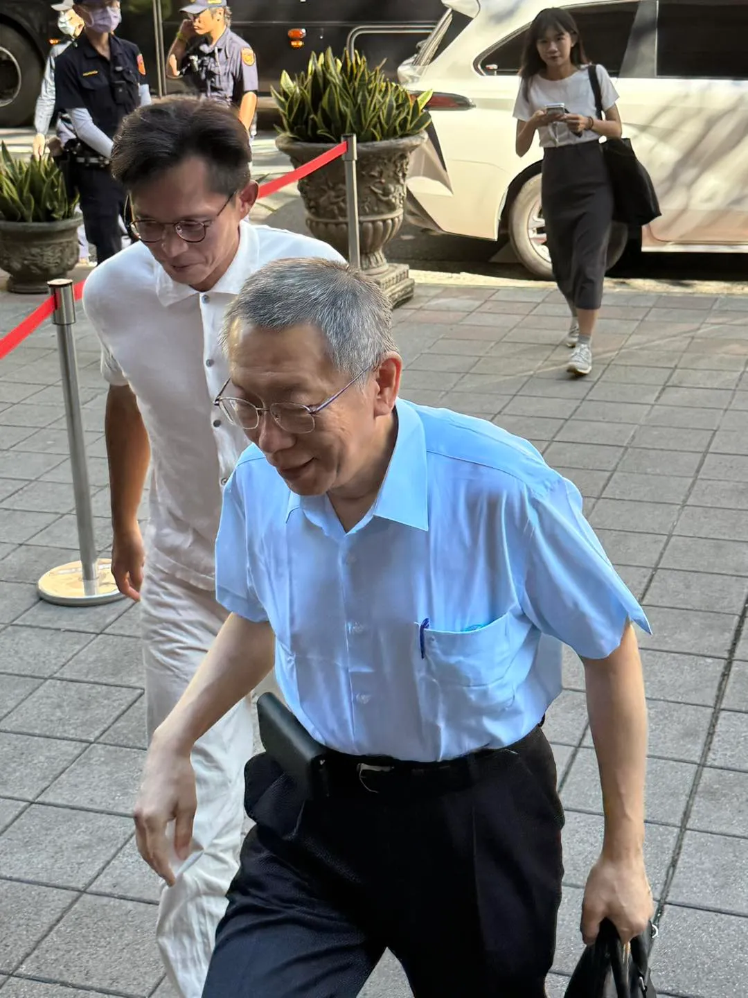 柯文哲(前)与黄国昌(后)一前一后进入北院,笑称「被跟监了」。翻摄自柯文哲脸书粉专
