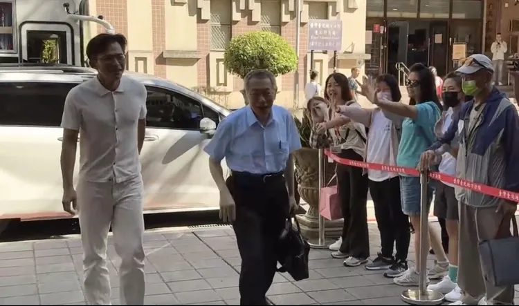 民眾黨前後任主席同框，黃國昌（左）與柯文哲（右）齊步下車。讀者提供