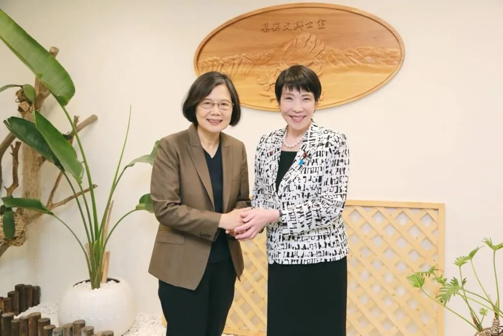 高市早苗(右)访台,并与前总统蔡英文会面。翻摄X@comiingwen