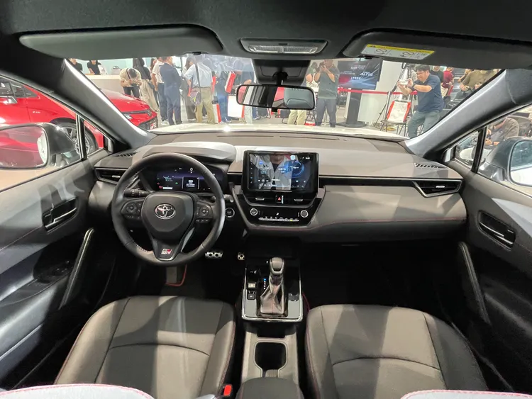 車室內裝以紅色縫線、槍色飾板與專屬方向盤GR銘牌點綴。林浩昇攝