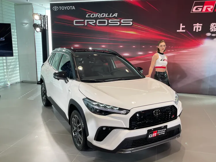 全新Corolla Cross GR Sport在外觀設計上採用立體化水箱護罩造型，內部網格融入「G」字樣元素，搭配專屬GR銘板與全新下擾流設計，視覺層次更為鮮明。林浩昇攝
