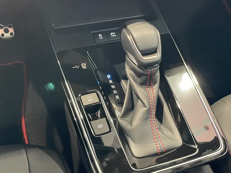 此次也同步換上新式樣的排檔桿造型。林浩昇攝