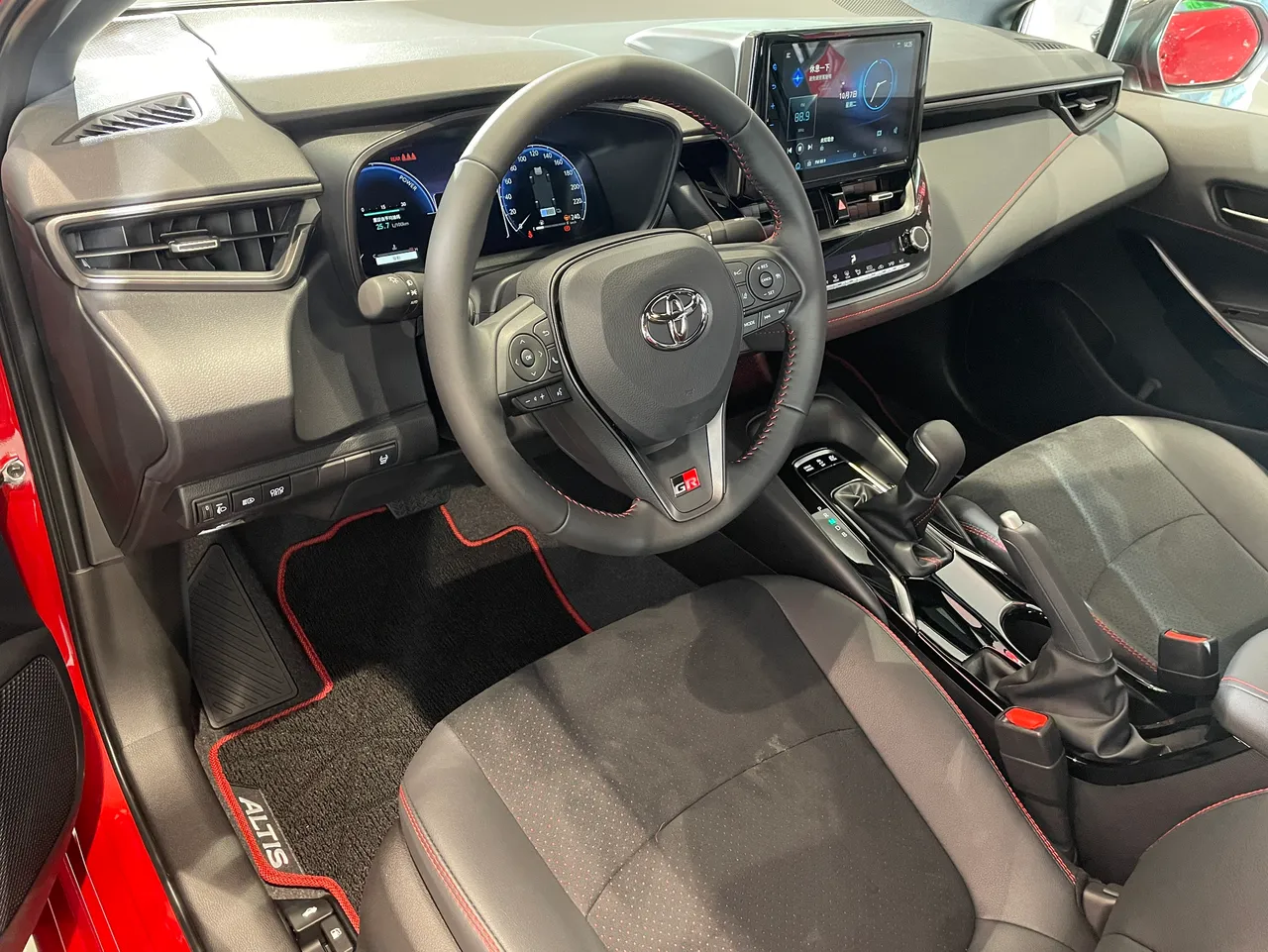 Corolla Altis GR Sport车内以类麂皮座椅结合红色安全带与GR专属饰件,突显车舱的性能氛围。林浩升摄