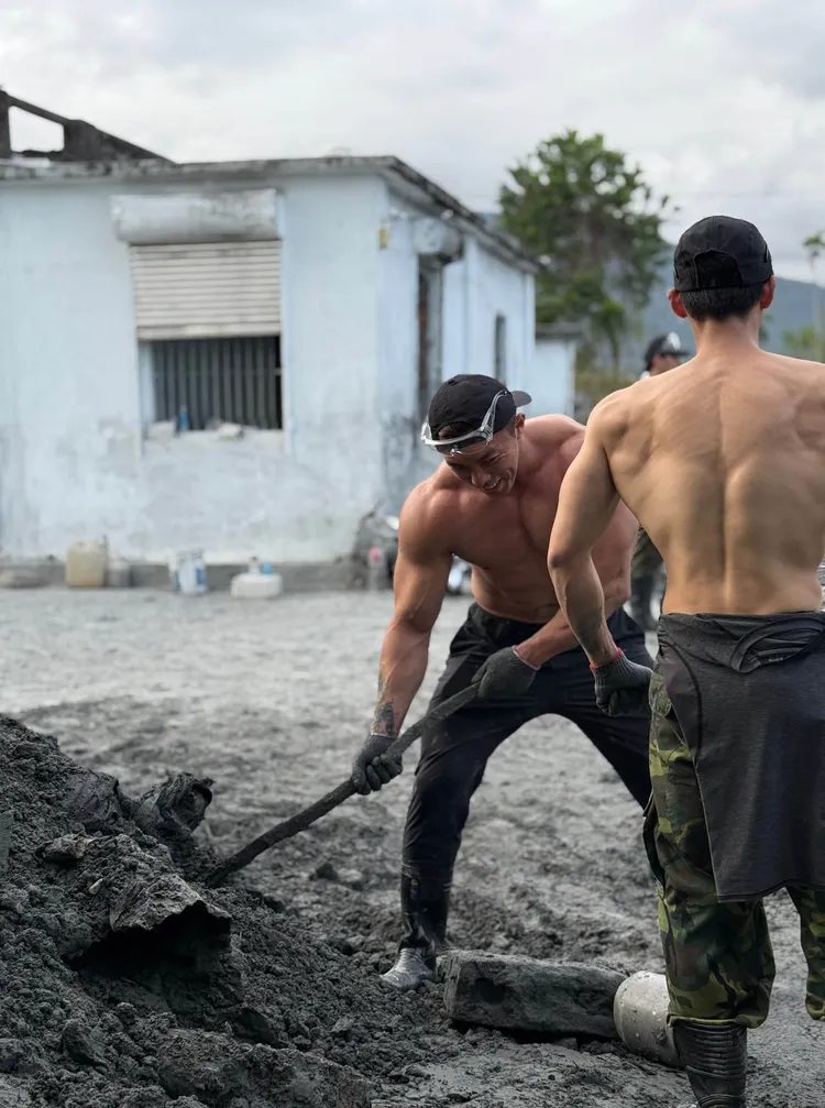 肌肉戰隊為救災出力，精壯體魄成意外亮點。翻攝IG