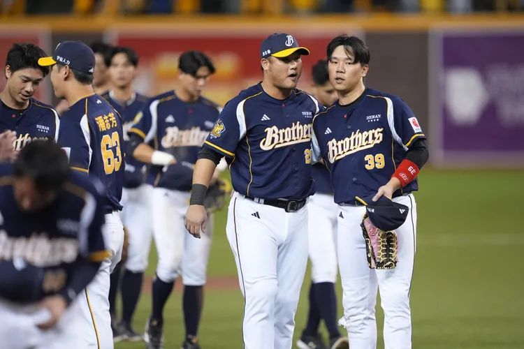 兄弟扳成1比2。  彭欣偉攝