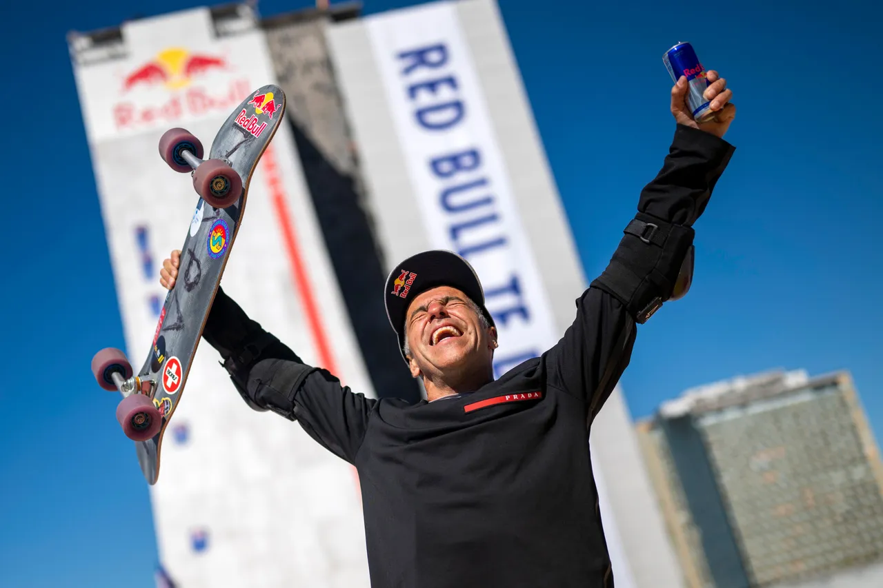 Red Bull运动员、来自巴西滑板界的传奇人物Sandro Dias成功挑战Red Bull Building Drop。业者提供