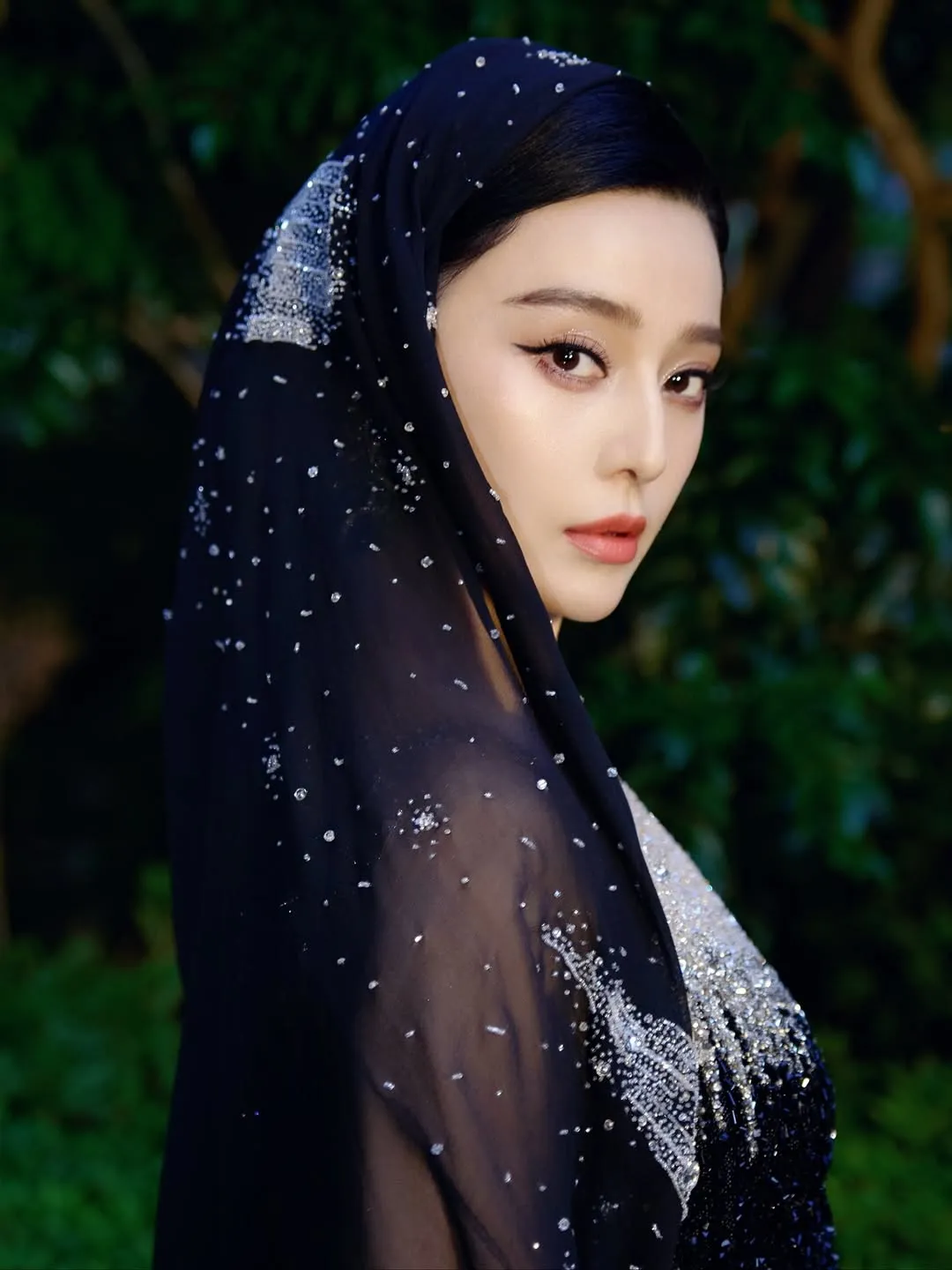 頭巾設計讓造型更有異域氛圍。翻攝范冰冰IG