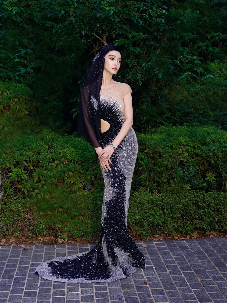 范冰冰另也換上Tony Ward 2025春夏系列的亮片刺繡禮服。翻攝范冰冰IG