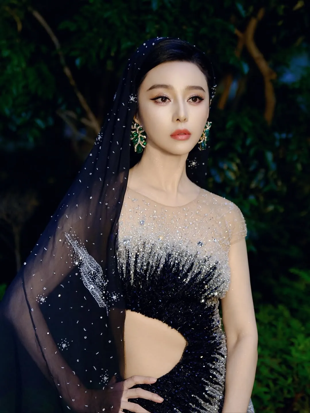 范冰冰運用禮服腰間的鏤空設計大展零贅肉曼妙曲線。翻攝范冰冰IG