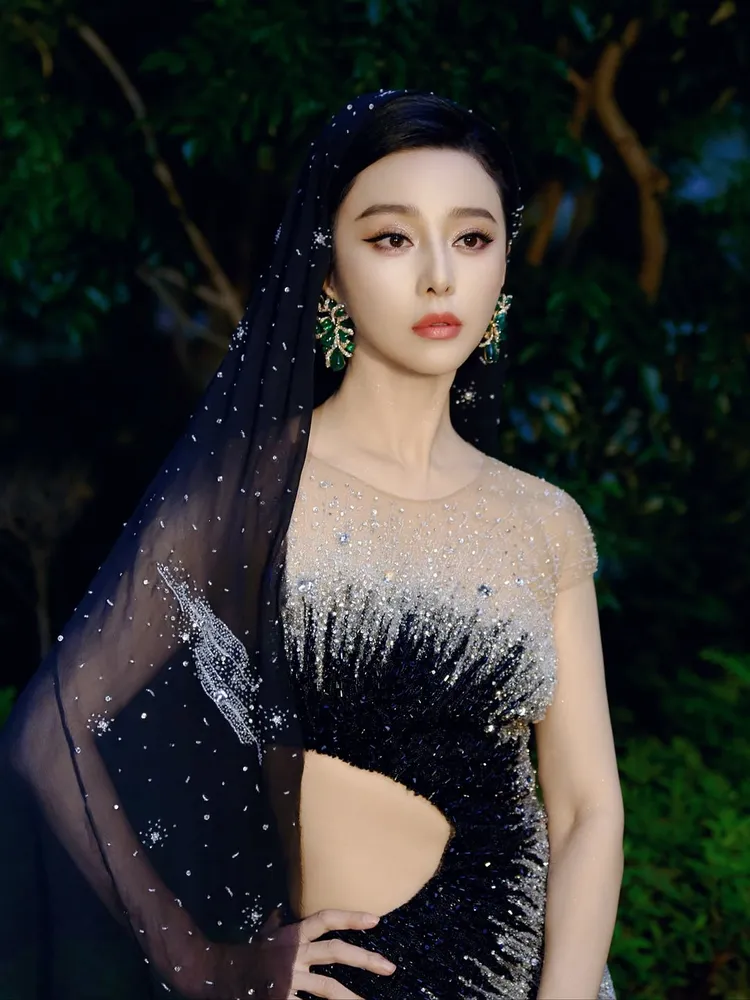范冰冰運用禮服腰間的鏤空設計大展零贅肉曼妙曲線。翻攝范冰冰IG