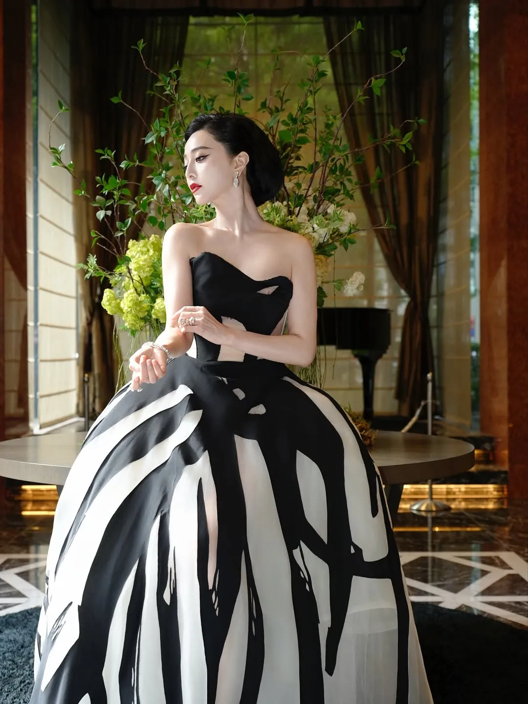 范冰冰換上設計師品牌Steve O Smith的不規則黑白拼接復古澎裙。翻攝范冰冰IG