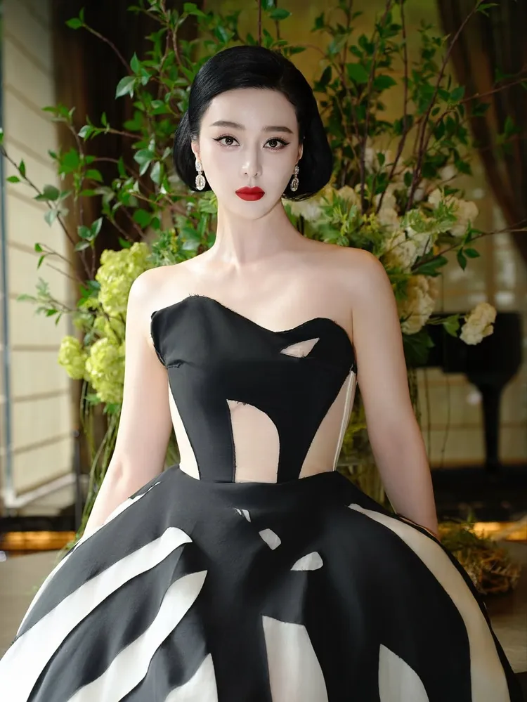 禮服以若隱若現的透膚薄紗在性感與優雅間取得完美平衡。翻攝范冰冰IG