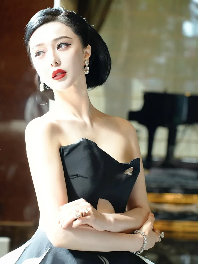 范冰冰特意梳起帶有復古韻味的髮型呼應禮服風格。翻攝范冰冰IG