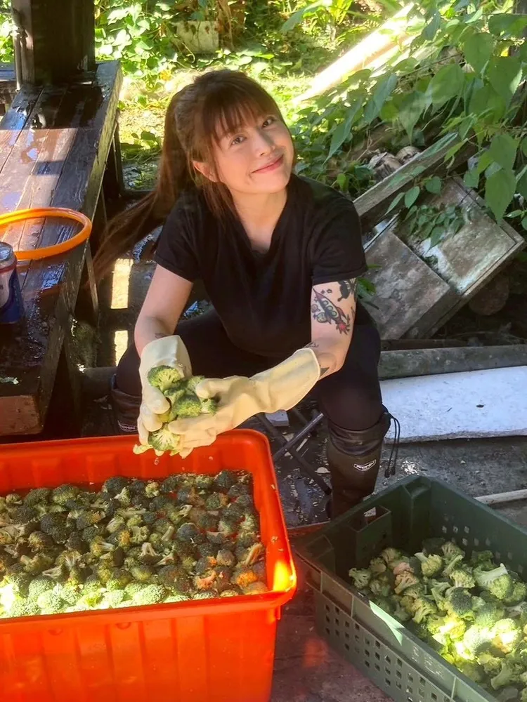 林吟蔚幫忙洗菜。翻攝林吟蔚臉書